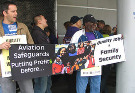 Oakland Airport workers rally for union rights