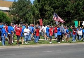 Rally protests plan to shut 8 Chrysler plants