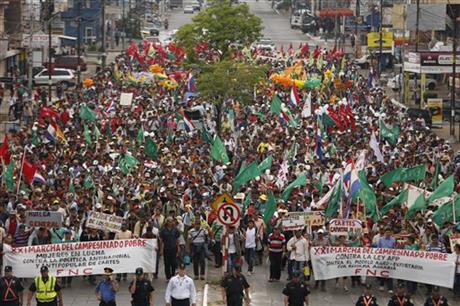 Unions, small farmers mobilize in Paraguay under U.S. eye