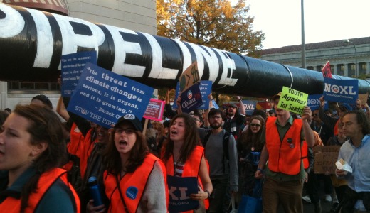 12,000 ring White House to protest tar sands pipeline