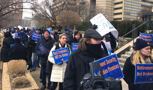 Government workers: “Raise our pay 4 percent, not 1 percent!”