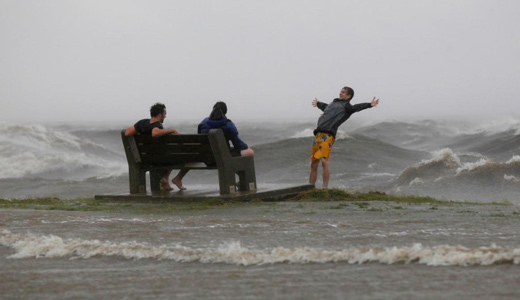 Hurricane Isaac stalls over Big Easy