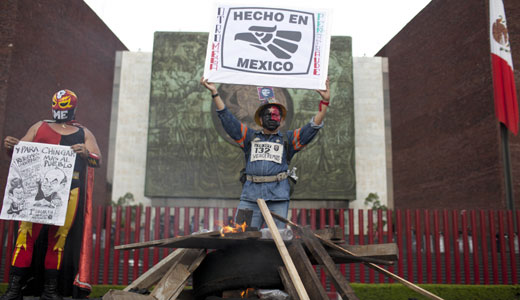 Mexican right rams through anti-labor law