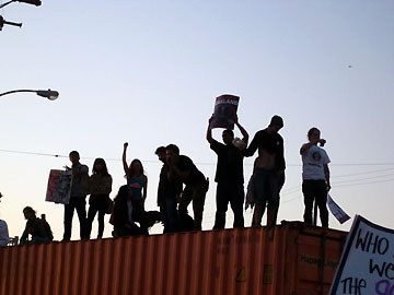 Oakland police arrest hundreds of Occupy protesters