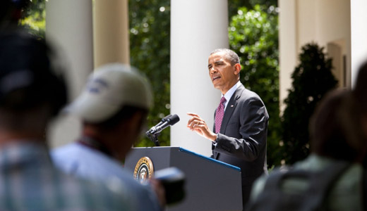 Obama builds commanding lead among Latinos