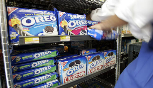 Union workers craft the Oreo cookie – America’s 100-year favorite