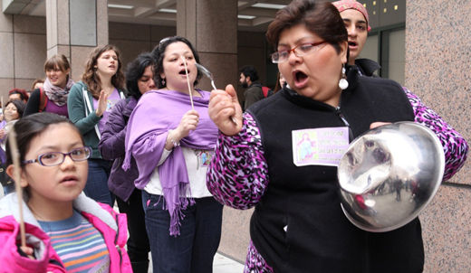 Household workers demand rights, bang pots and pans, with video