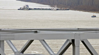 Oil barge crashes, leaks into Mississippi River