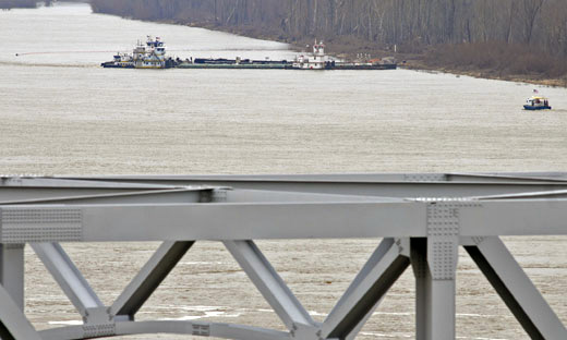 Oil barge crashes, leaks into Mississippi River