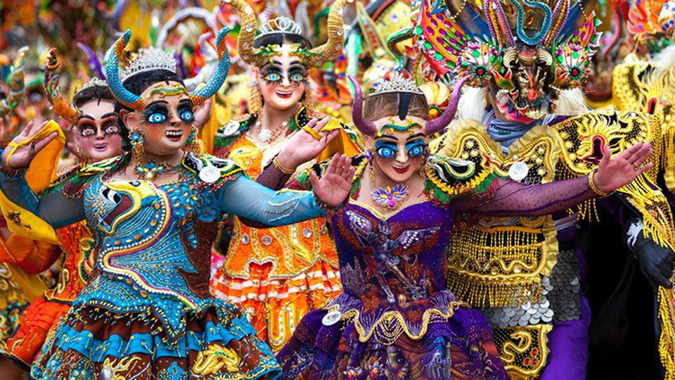 Bailarines bolivianos fusionan arte y fe en Carnaval de Oruro 2018