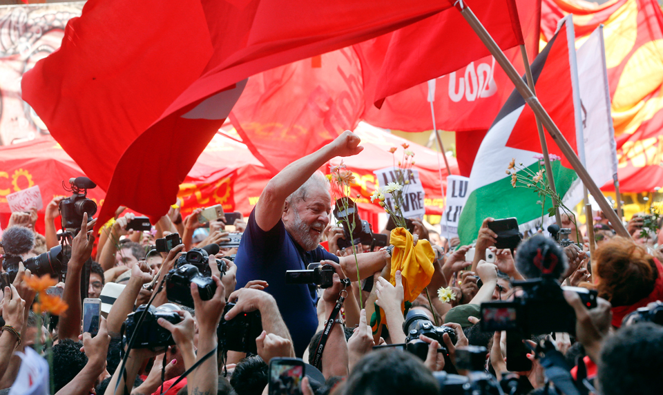 Brazil: Former president Lula to prison; police fire on protesters