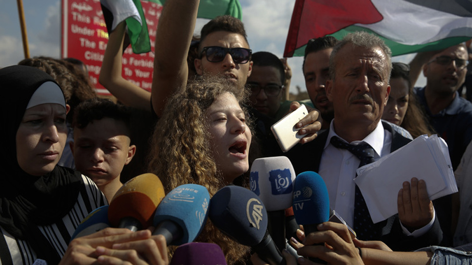 Ahed Tamimi, icono de protestas palestinas, sale de prisión