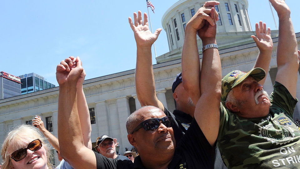 Thousands at Ohio statehouse demand fix for pension crisis