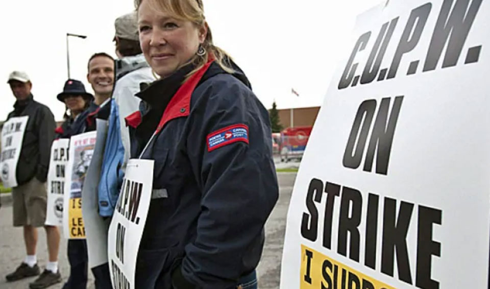 U.S. unions stand against Canadian postal union-busting
