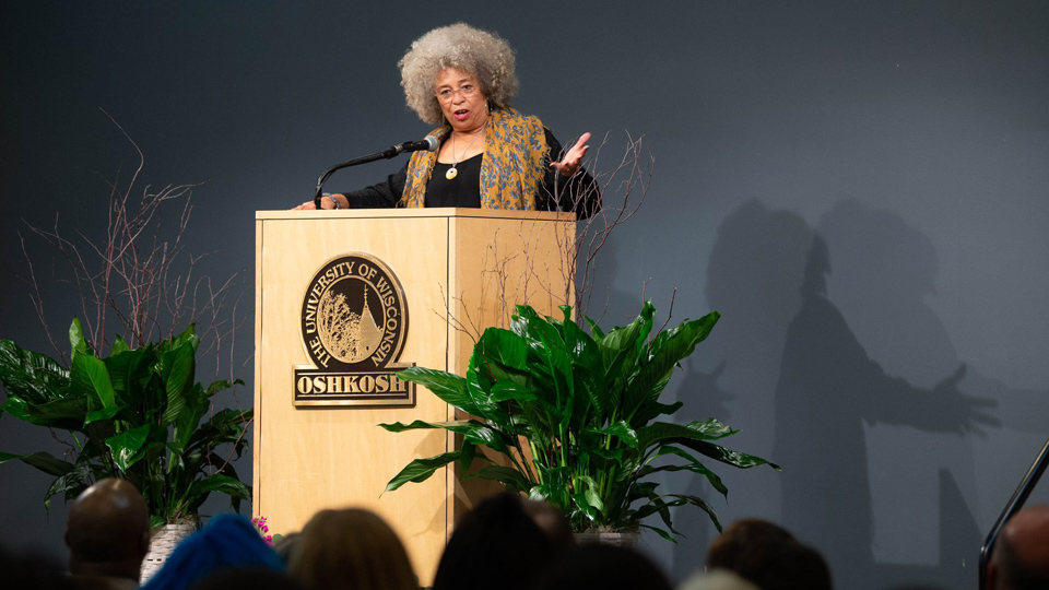 Angela Davis brings the message of “abolitionist feminism” to Wisconsin