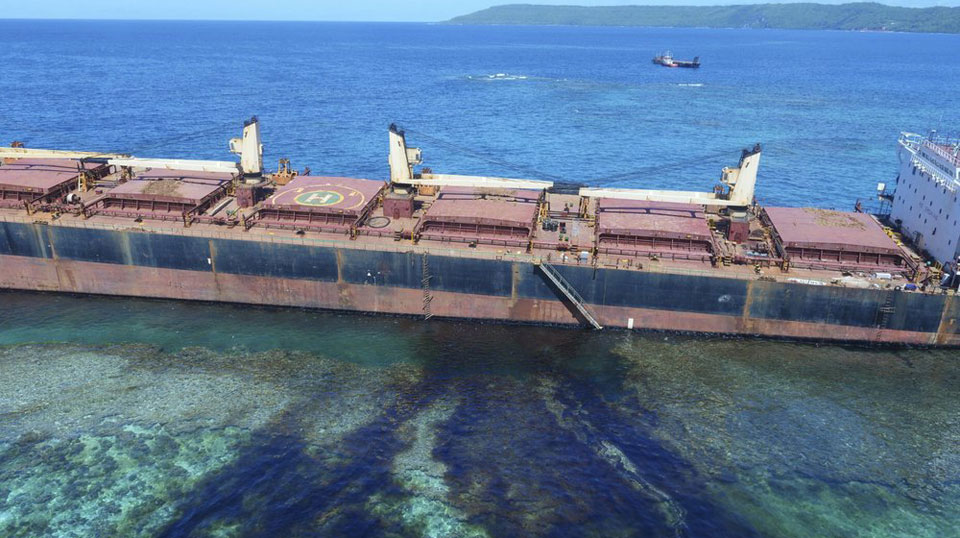 Ship leaks 80 tons of oil near Pacific UNESCO site