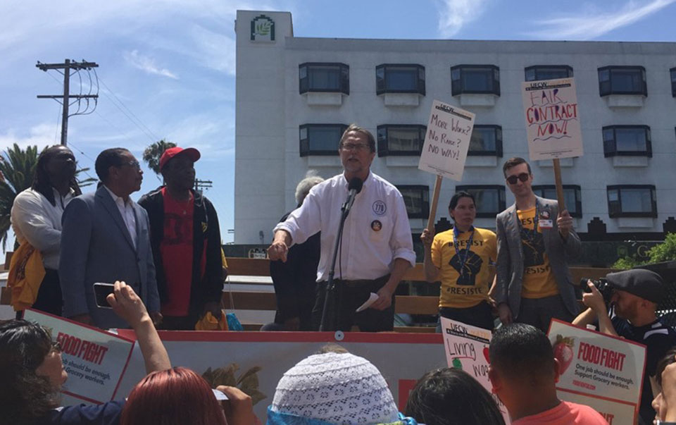 L.A. labor rallies to build unity with grocery workers, stop neighborhood disruption