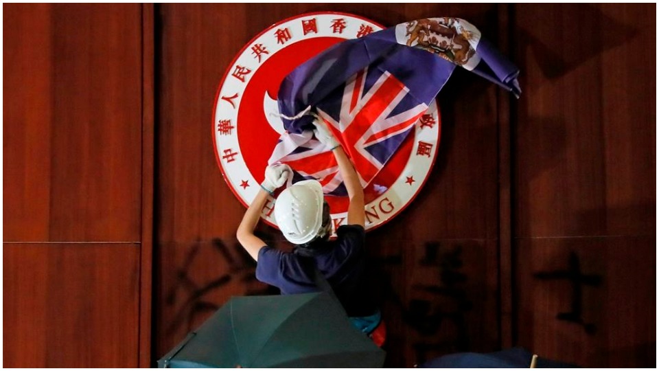 Hong Kong protesters have their flags backward