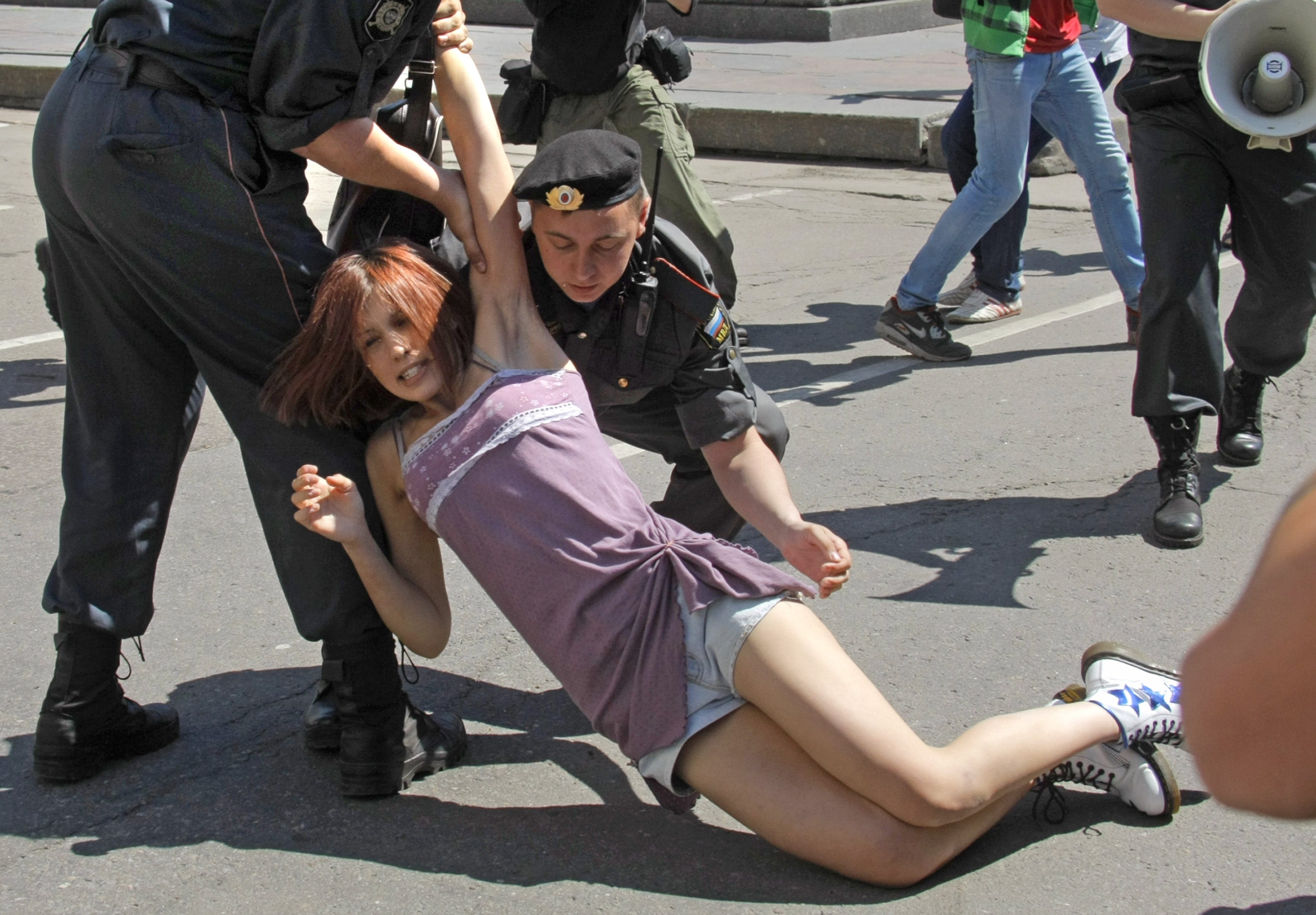 Унижения с русским переводом. Полицейские тащат девушку. Женщины в общественных местах.