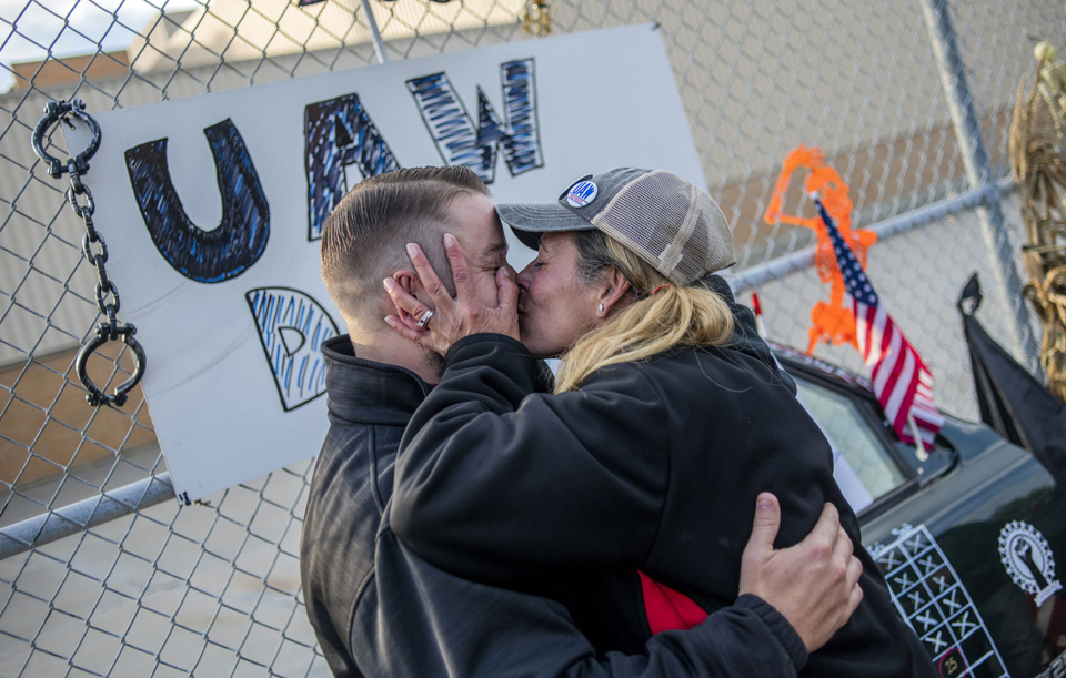 GM workers vote to end longest strike in years