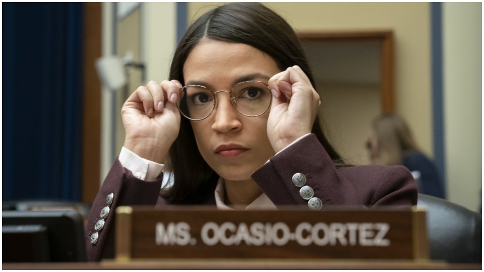 AOC bill: Federal contractors must obey labor law and allow unions—or lose