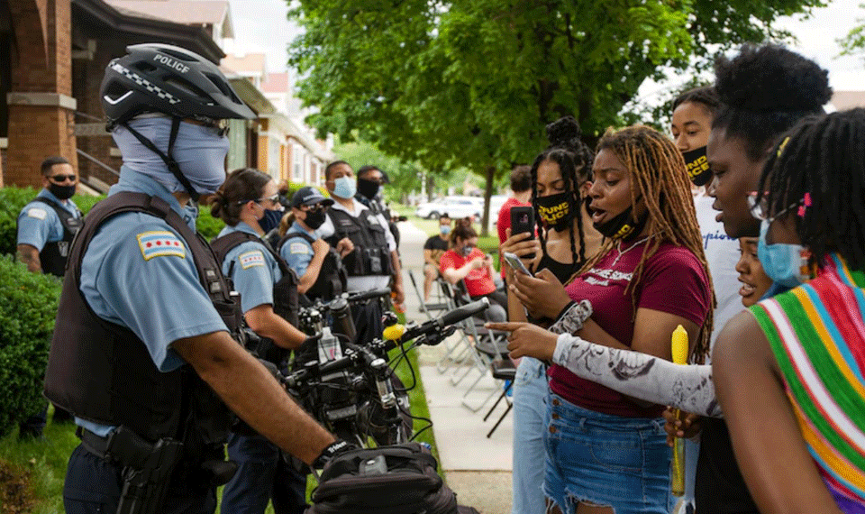 Defying unions, parents, and students, Chicago board keeps cops in schools