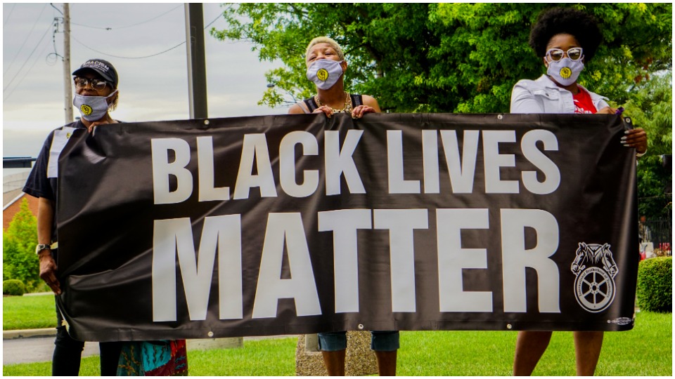 ‘Black Lives Matter’ and ‘Show Me $15’ ring out at St. Louis strike