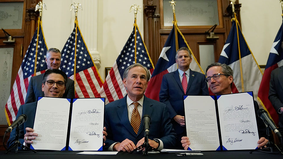 Energy industry showers Texas politicians with cash after weak regulation bills pass