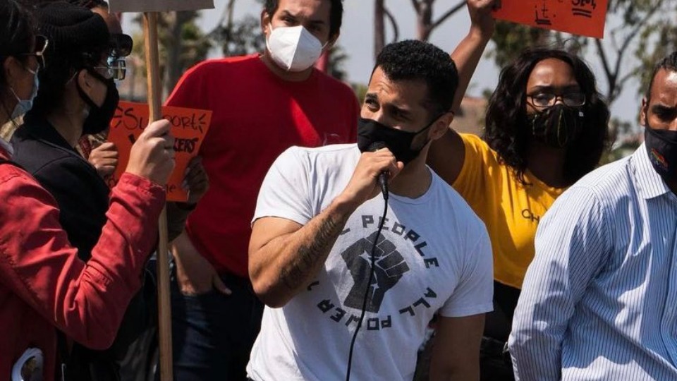 Steven Estrada, veterano del ejército y comunista, candidato al Concejo Municipal de Long Beach