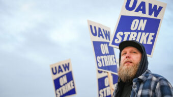 Miles de trabajadores de John Deere huelga el gigante agrícola