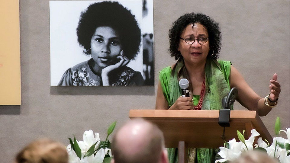 bell hooks cambió nuestra forma de pensar sobre la feminidad, la clase y el capitalismo