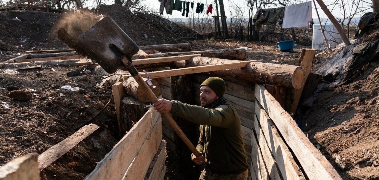 U.S. digs in as many others try to dig out of Ukraine crisis