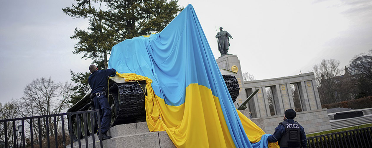Police remove Ukrainian flags from Berlin’s Soviet memorial to defeat of Nazis