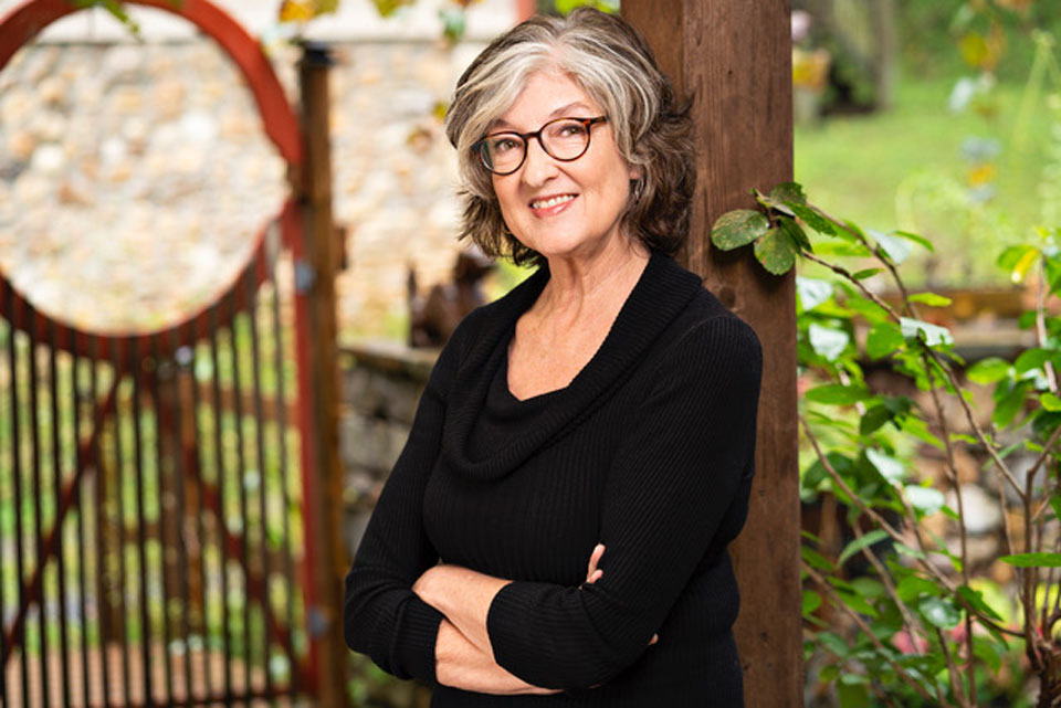 Barbara Kingsolver’s ‘Another America’: Poems in an updated bilingual edition