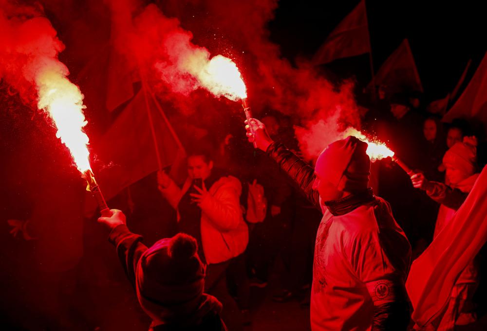 Police attack anti-fascists during Nazi march in Poland