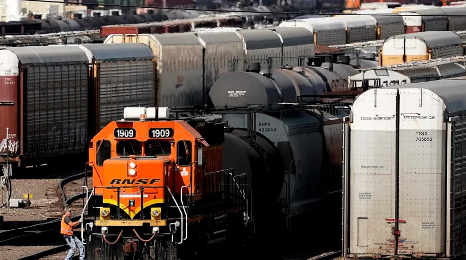 Members of largest rail unions split on ratifying proposed deal