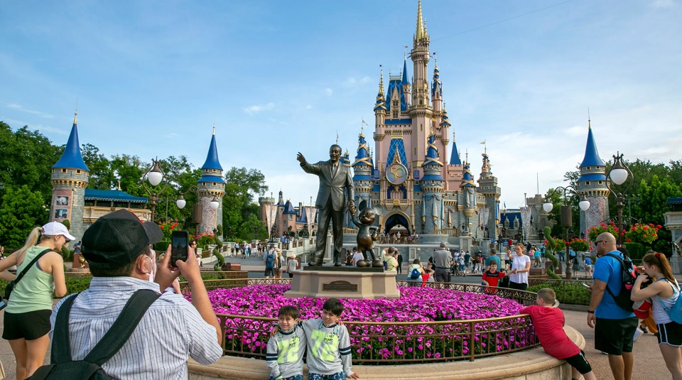 Disney workers vote down company’s dollar-an-hour wage hike, 96%-4%