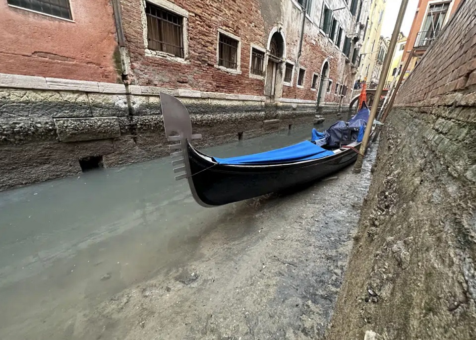 Venice canals running dry due to lack of rain, low tide