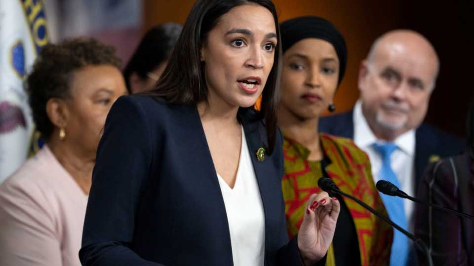 Ocasio-Cortez bloquea financiamiento para intervención militar de EE.UU. en Perú