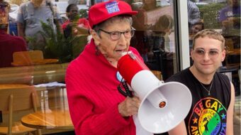 104-year-old labor veteran Bea Lumpkin rallies Starbucks strikers in Chicago
