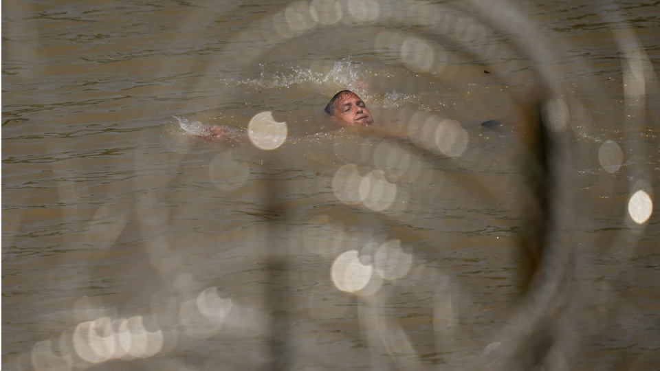 Texas state troopers ordered to push immigrants into river lined with razor wire