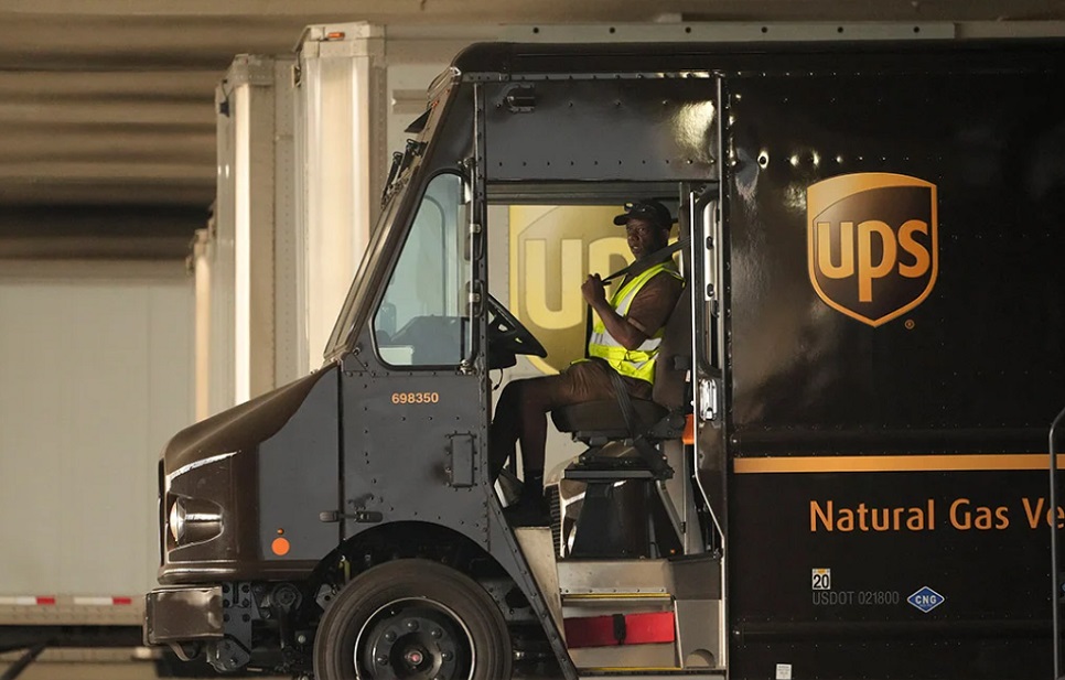 Teamsters overwhelmingly OK new pact with UPS; one stumbling block left