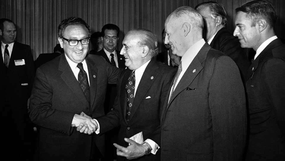 El apoyo de Henry Kissinger a regímenes brutales todavía atormenta a América Latina