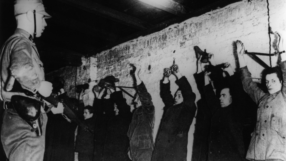 Daily Worker 1933: Reichstag burns; Nazis blame Communists and radical left