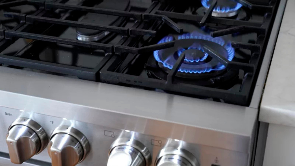 Gas stove makers quietly delete air pollution warnings as they fight mandatory health labels