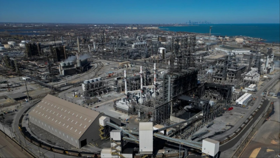 BP locks out 900 oil workers in Indiana