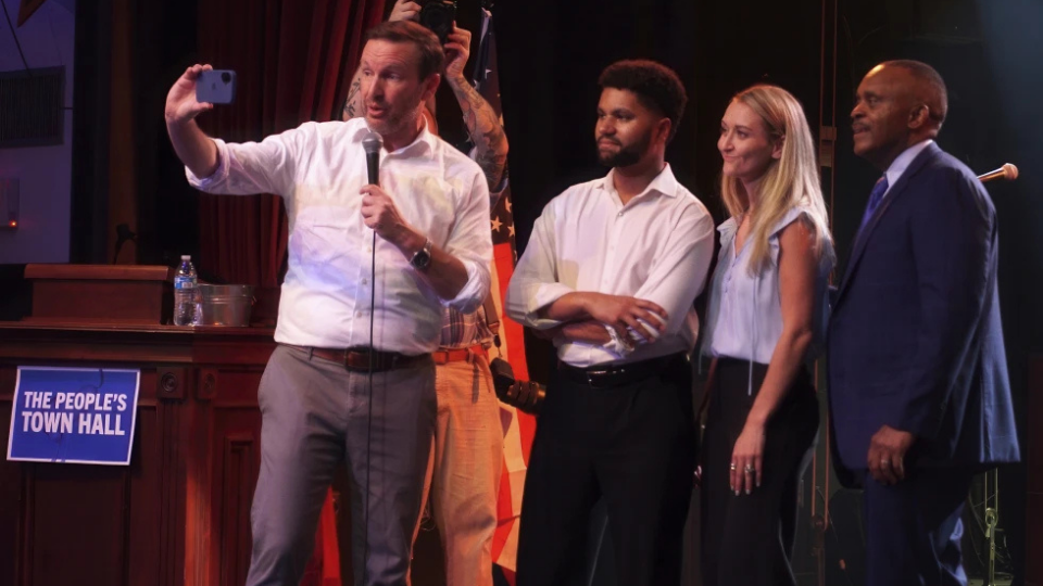 Sen. Murphy links Trump’s war to trampling on Constitution